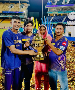 IPL स्टेडियम में KKR टीम के खिलाड़ी अपने परिवार के साथ ट्रॉफी पकड़े हुए, चारों ओर गोल्डन कंफेटी और जश्न का माहौल|